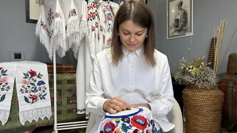 «Хотілося б, щоб молодь вивчала родинну вишивку»: волинянка відтворила сорочку своєї бабусі 2