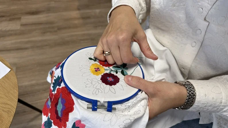 «Хотілося б, щоб молодь вивчала родинну вишивку»: волинянка відтворила сорочку своєї бабусі 4