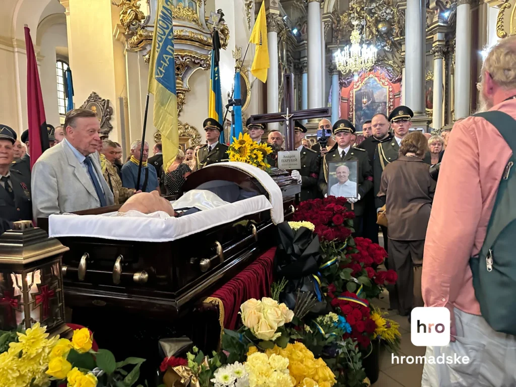 Похорон Андрія Парубія: сотні людей прийшли на прощання із вбитим політиком 1