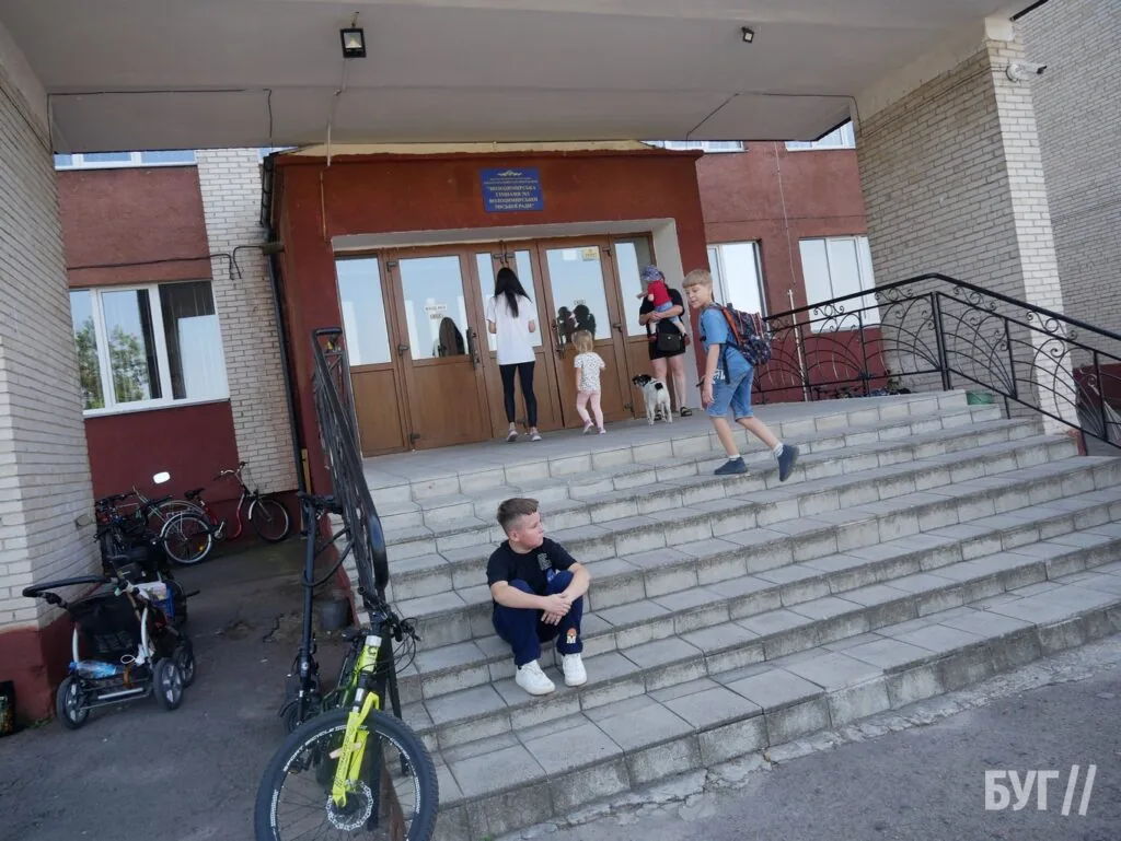 Місто буденне: початок осені у Володимирі - діти йдуть до школи, дорослі працюють, а тварини рятуються від спеки 3