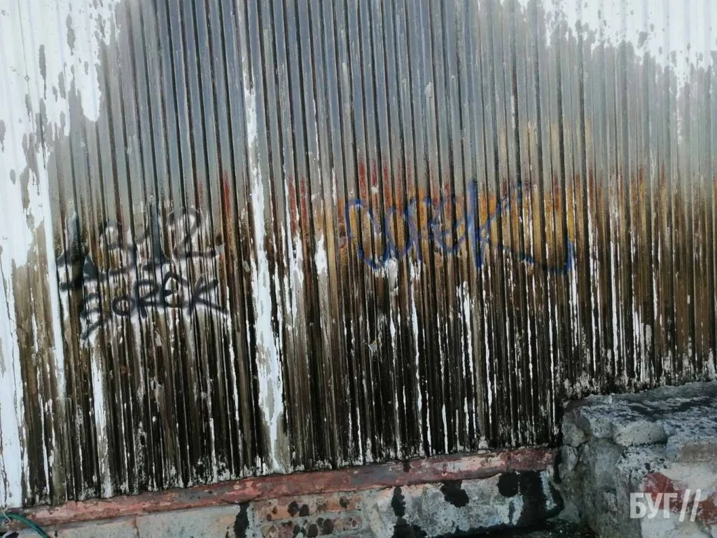 «Мастильні терористи» знову атакують: у Нововолинську втретє облили кіоск підприємця 2