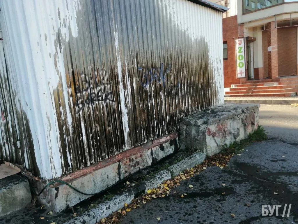 «Мастильні терористи» знову атакують: у Нововолинську втретє облили кіоск підприємця 3