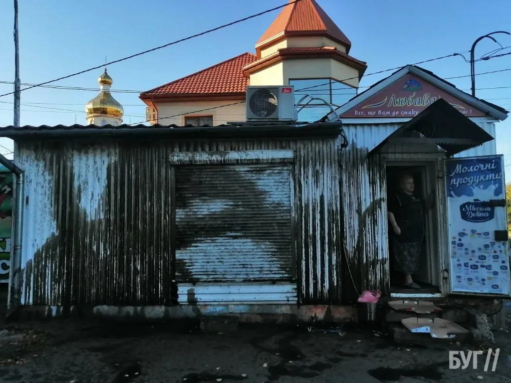 «Мастильні терористи» знову атакують: у Нововолинську втретє облили кіоск підприємця 4