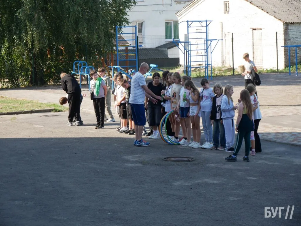 Місто буденне: початок осені у Володимирі - діти йдуть до школи, дорослі працюють, а тварини рятуються від спеки 6