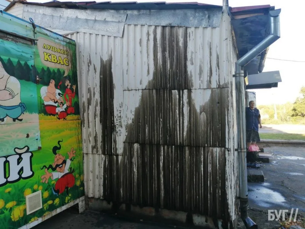 «Мастильні терористи» знову атакують: у Нововолинську втретє облили кіоск підприємця 5