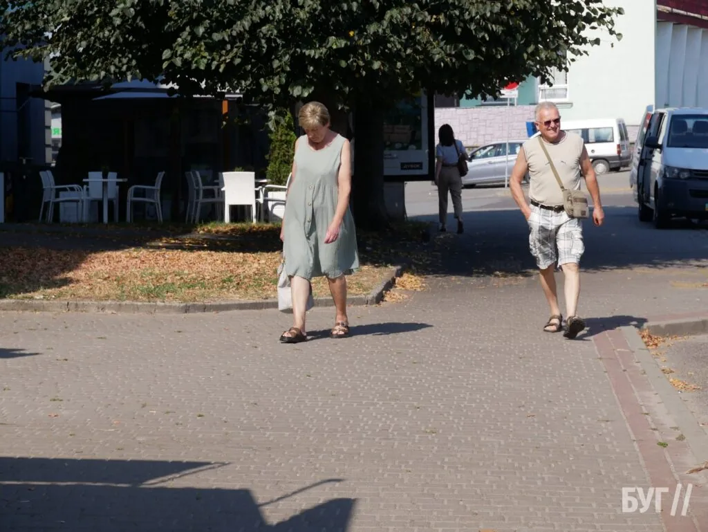 Місто буденне: початок осені у Володимирі - діти йдуть до школи, дорослі працюють, а тварини рятуються від спеки 7