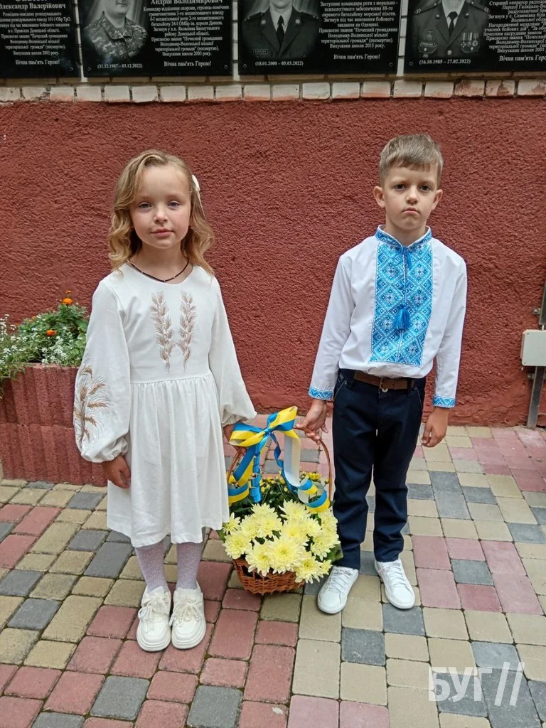 Фото дня: школярі Володимирської гімназії №3 віддали шану загиблим воїнам 2