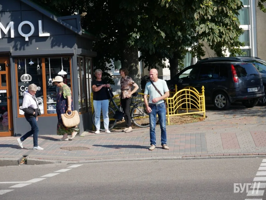 Місто буденне: початок осені у Володимирі - діти йдуть до школи, дорослі працюють, а тварини рятуються від спеки 12