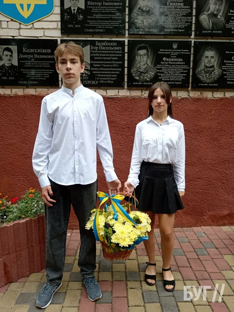 Фото дня: школярі Володимирської гімназії №3 віддали шану загиблим воїнам 3