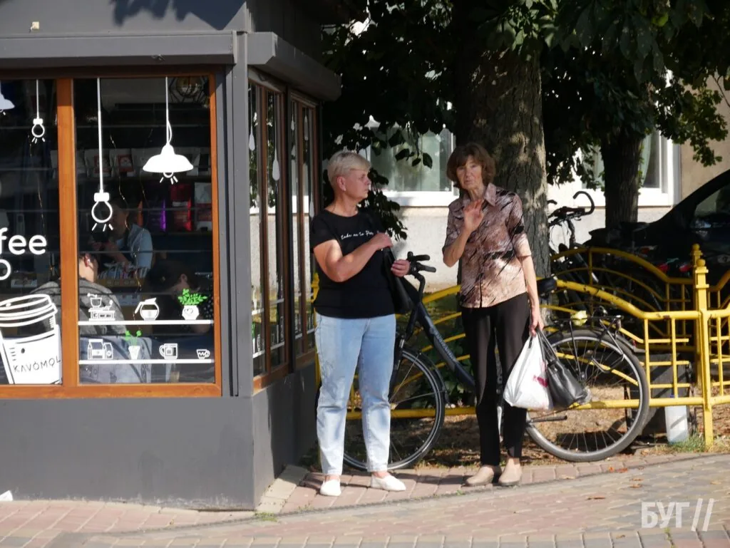 Місто буденне: початок осені у Володимирі - діти йдуть до школи, дорослі працюють, а тварини рятуються від спеки 13