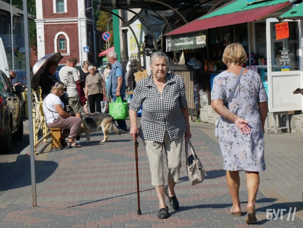 Місто буденне: початок осені у Володимирі - діти йдуть до школи, дорослі працюють, а тварини рятуються від спеки 14