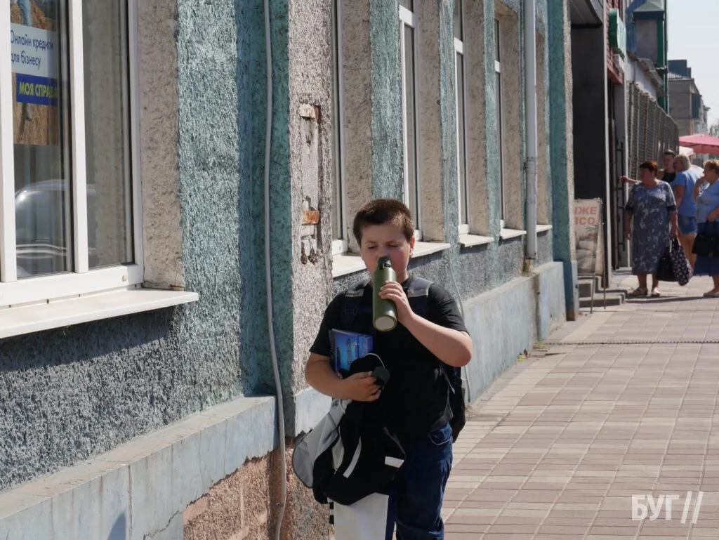 Місто буденне: початок осені у Володимирі - діти йдуть до школи, дорослі працюють, а тварини рятуються від спеки 15