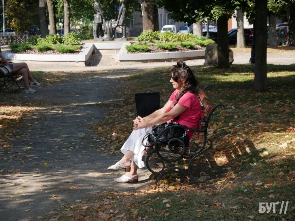 Місто буденне: початок осені у Володимирі - діти йдуть до школи, дорослі працюють, а тварини рятуються від спеки 16