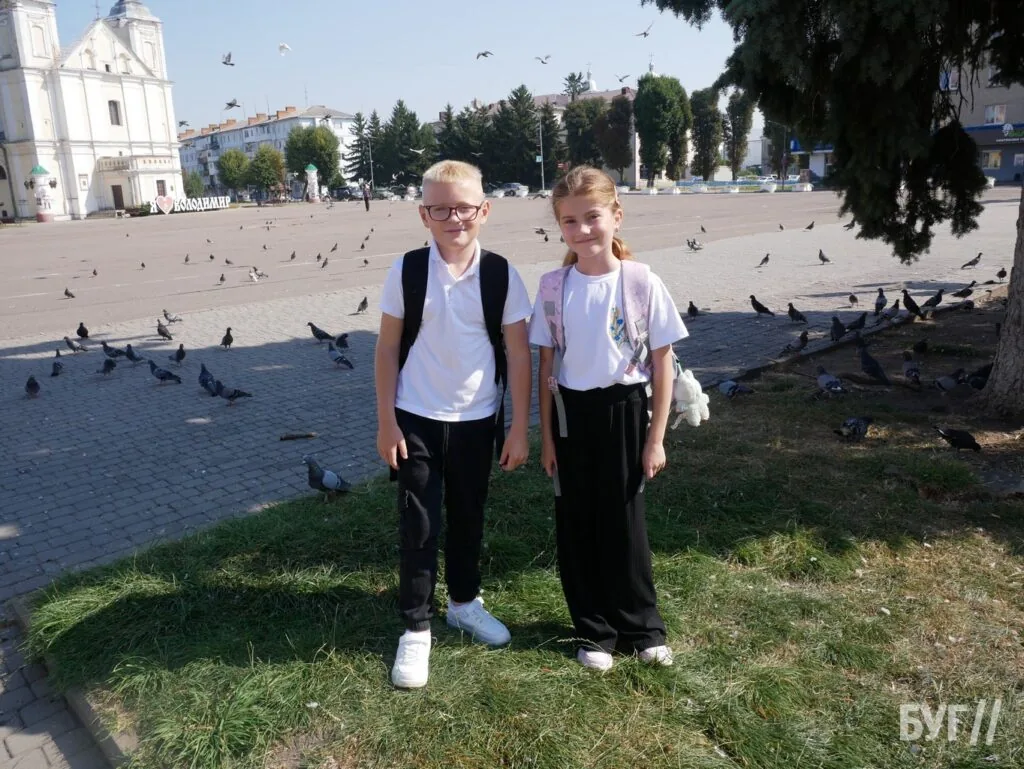 Місто буденне: початок осені у Володимирі - діти йдуть до школи, дорослі працюють, а тварини рятуються від спеки 21