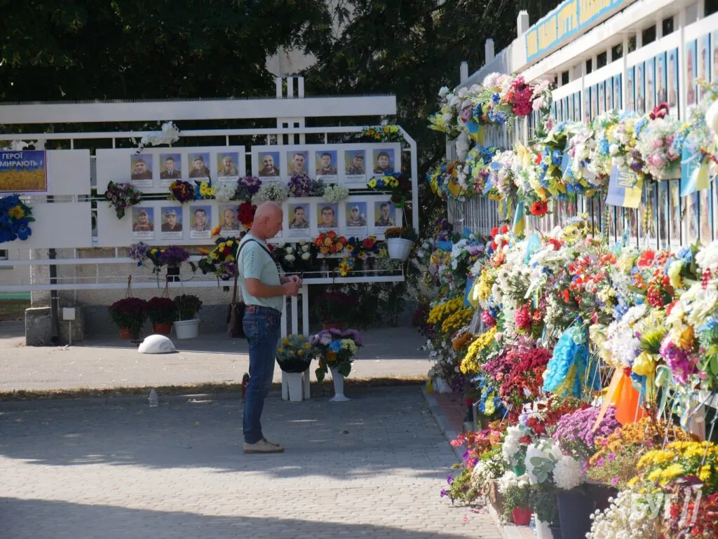 Місто буденне: початок осені у Володимирі - діти йдуть до школи, дорослі працюють, а тварини рятуються від спеки 22