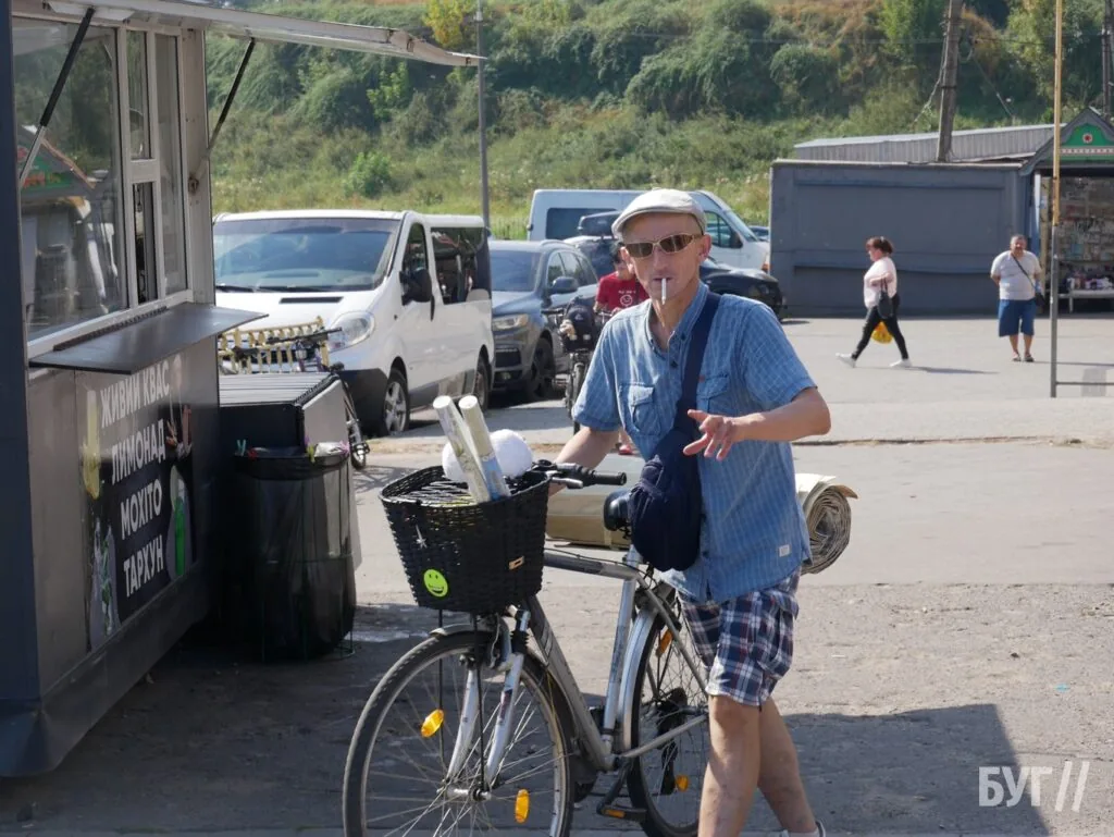 Місто буденне: початок осені у Володимирі - діти йдуть до школи, дорослі працюють, а тварини рятуються від спеки 23