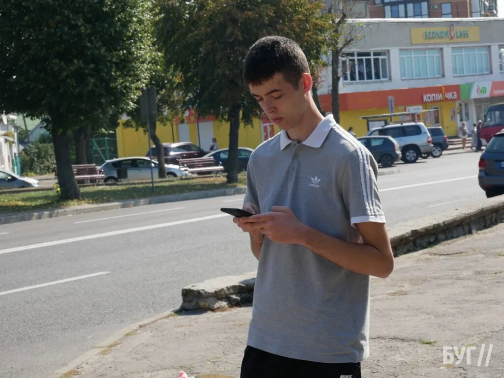 Місто буденне: початок осені у Володимирі - діти йдуть до школи, дорослі працюють, а тварини рятуються від спеки 24