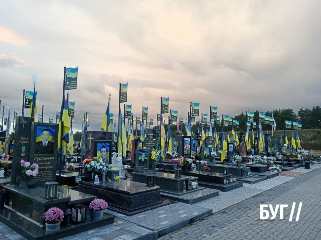 Фото дня: місце, де мовчить земля і плаче небо - Алея Слави у Володимирі 1