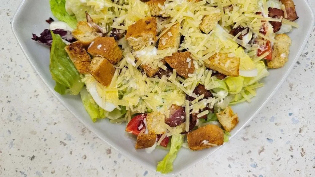 Оприлюднили топ неймовірно смачних і оригінальних рецептів салату Цезар 3
