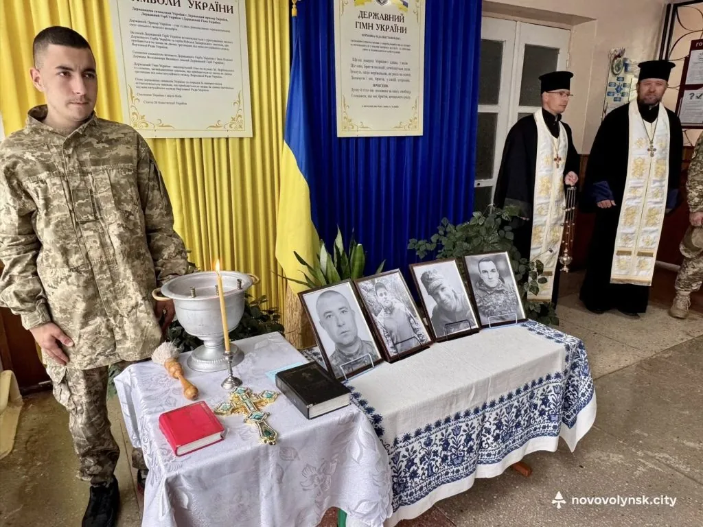 У Нововолинську відкрили меморіальні дошки полеглим випускникам ліцею №5 4
