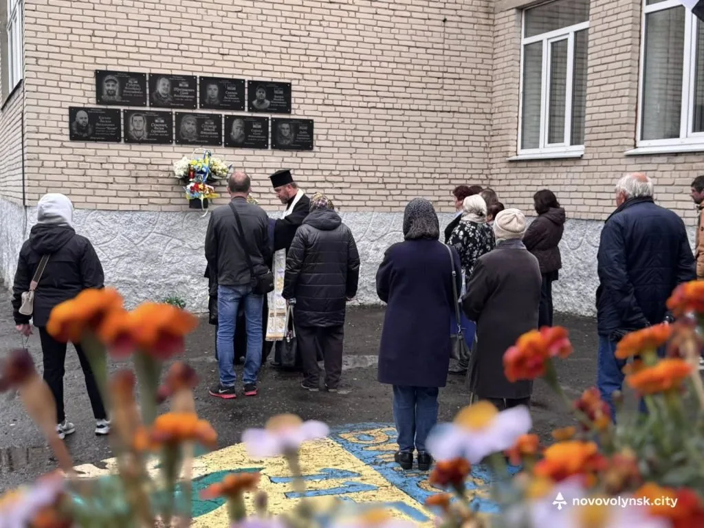 У Нововолинську відкрили меморіальні дошки полеглим випускникам ліцею №5 3