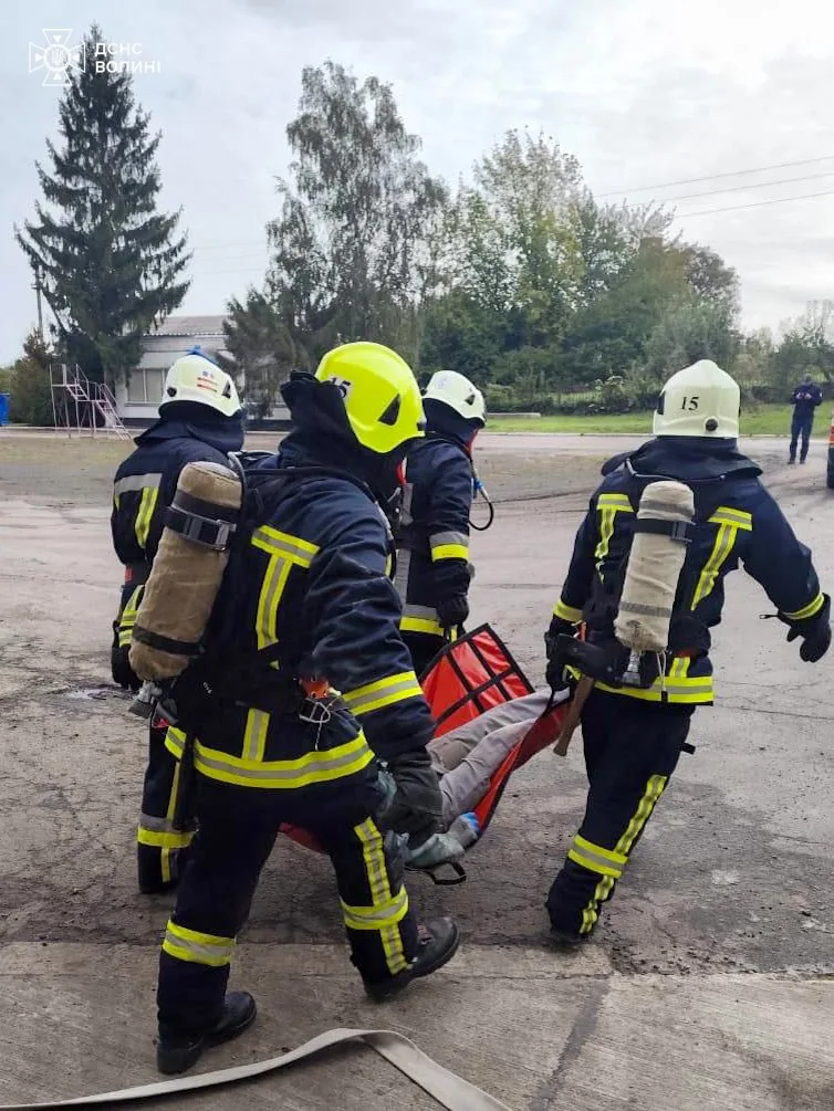 Вогнеборці провели навчання з евакуації та гасіння пожежі на висоті
