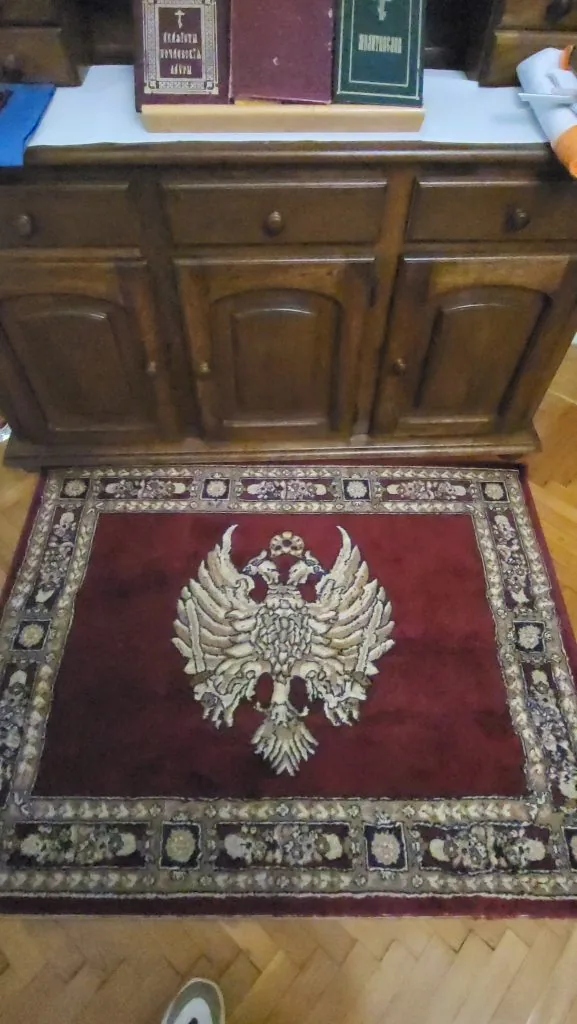 Двоголовий орел та георгіївські стрічки: в Успенському соборі у Володимирі знайшли російські символи 6