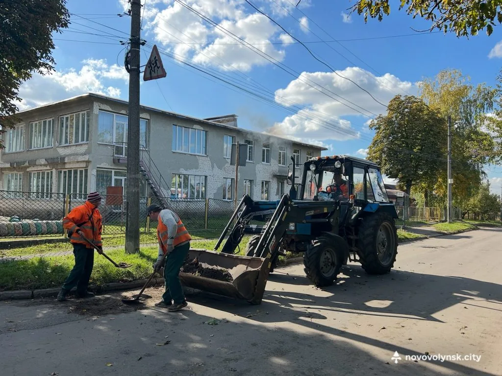 Фото дня: комунальники прибрали вулицю Івана Сірка у Нововолинську 2