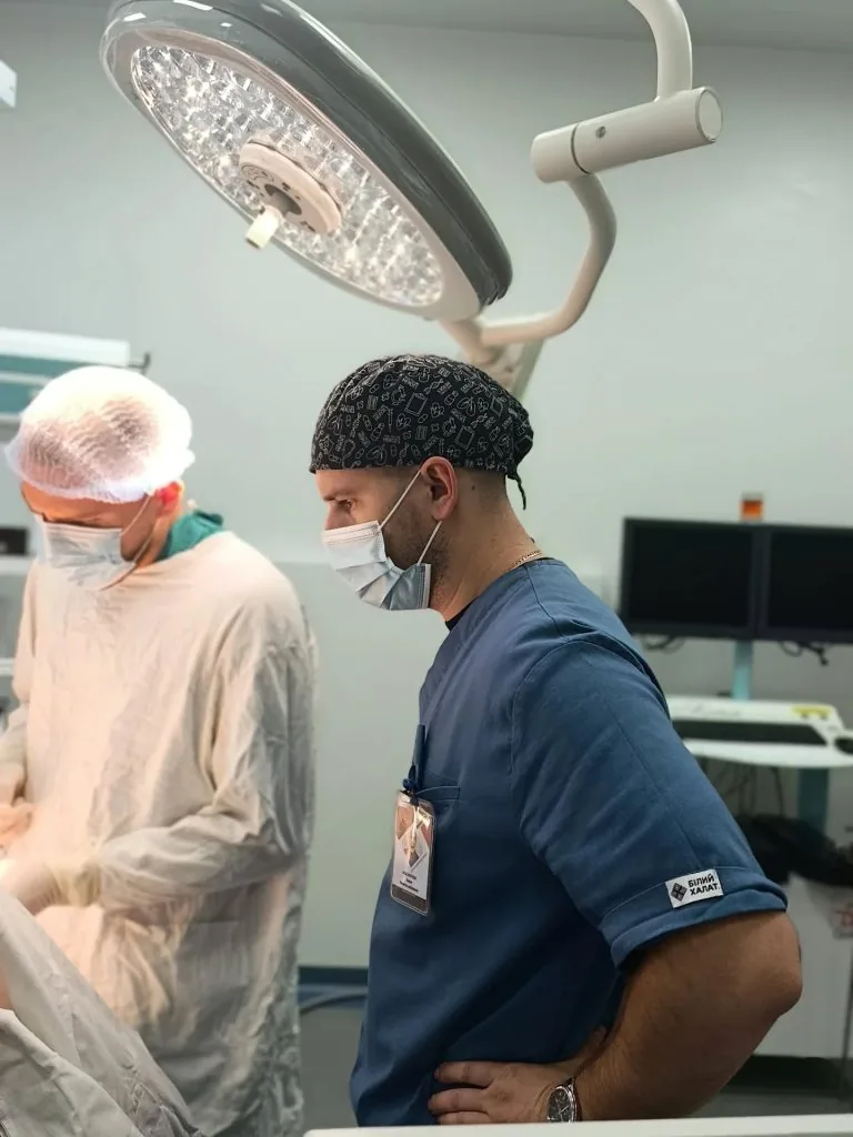 Обговорював хобі, поки йому видаляли пластину: у Володимирі пацієнт розмовляв із лікарями під час операції 1