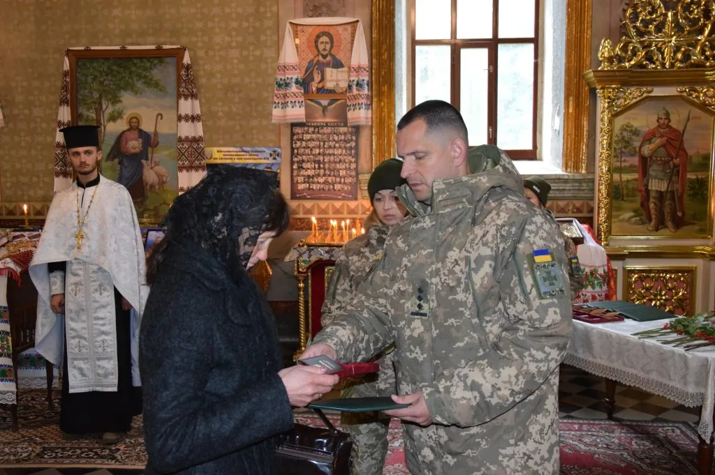 Рідним загиблих прикордонників з Володимира та Устилузької громади вручили їхні посмертні нагороди 7