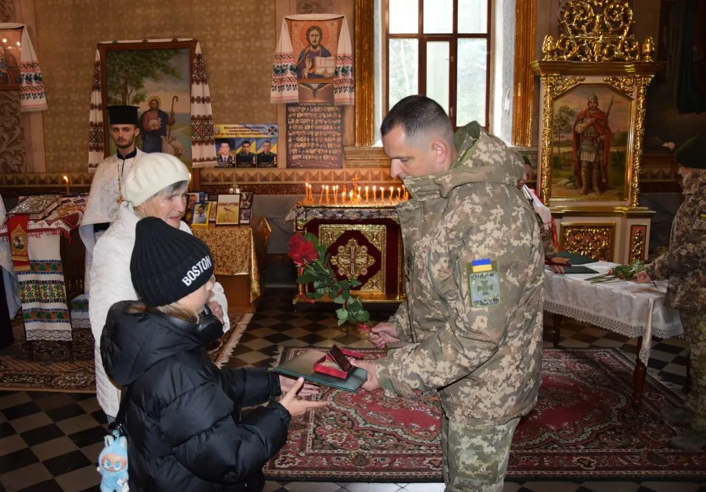 Рідним загиблих прикордонників з Володимира та Устилузької громади вручили їхні посмертні нагороди 8