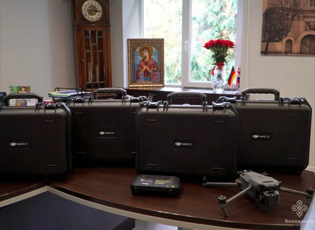 З Володимирської громади передали квадрокоптери для військових 14 бригади 3