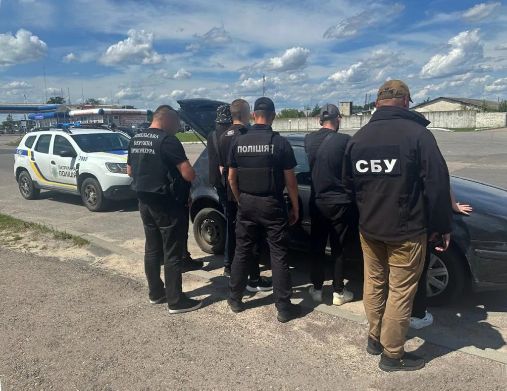 На Волині викрили ділків, які переправляли військовозобов'язаних через кордон 4