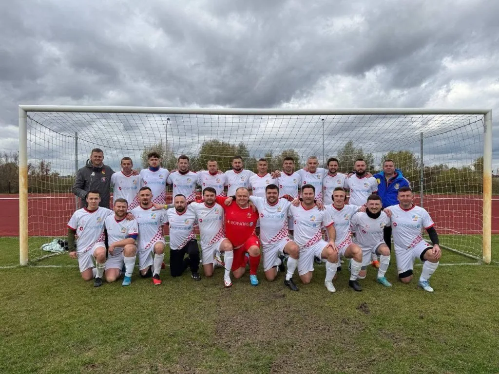 Команда лікарів здобула «золото» на чемпіонаті України з футболу: серед переможців — медик з Нововолинська 3