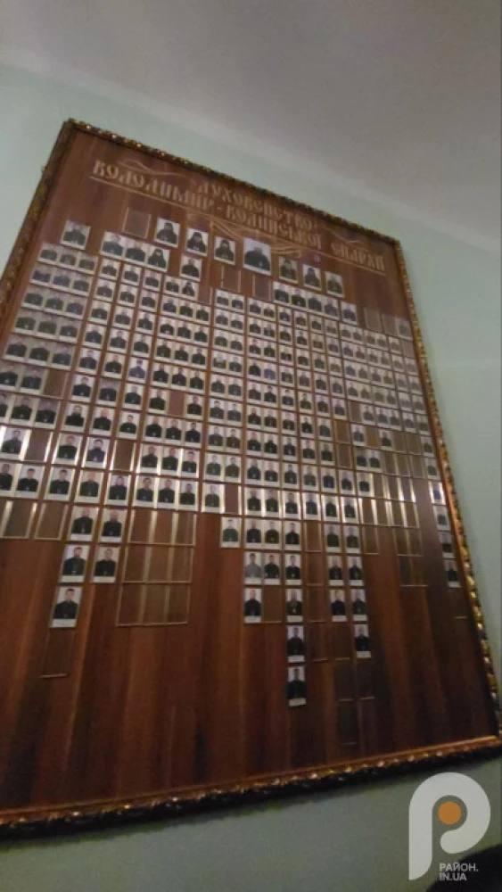 Герб рф та ікона з монархістом: історик прокоментував знахідки під час виселення УПЦ мп з Успенського собору у Володимирі 3