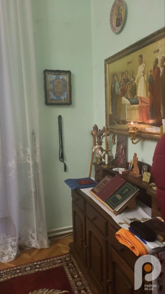 Герб рф та ікона з монархістом: історик прокоментував знахідки під час виселення УПЦ мп з Успенського собору у Володимирі 13