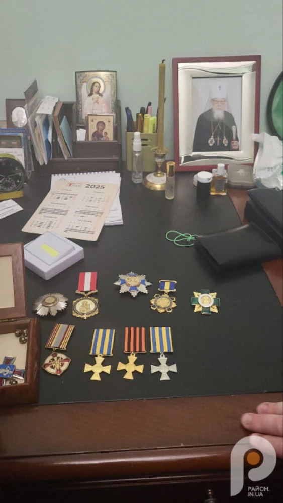 Герб рф та ікона з монархістом: історик прокоментував знахідки під час виселення УПЦ мп з Успенського собору у Володимирі 8