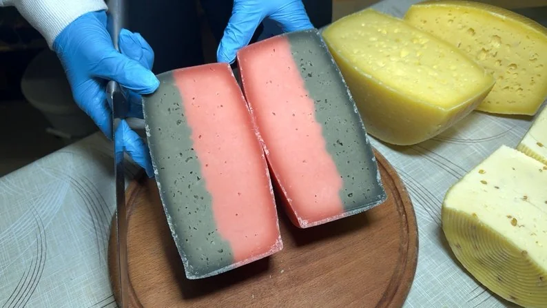 Розпочинали варити в позиченій каструлі: сім'я з Луцького району виготовляє 20 сортів сиру 5