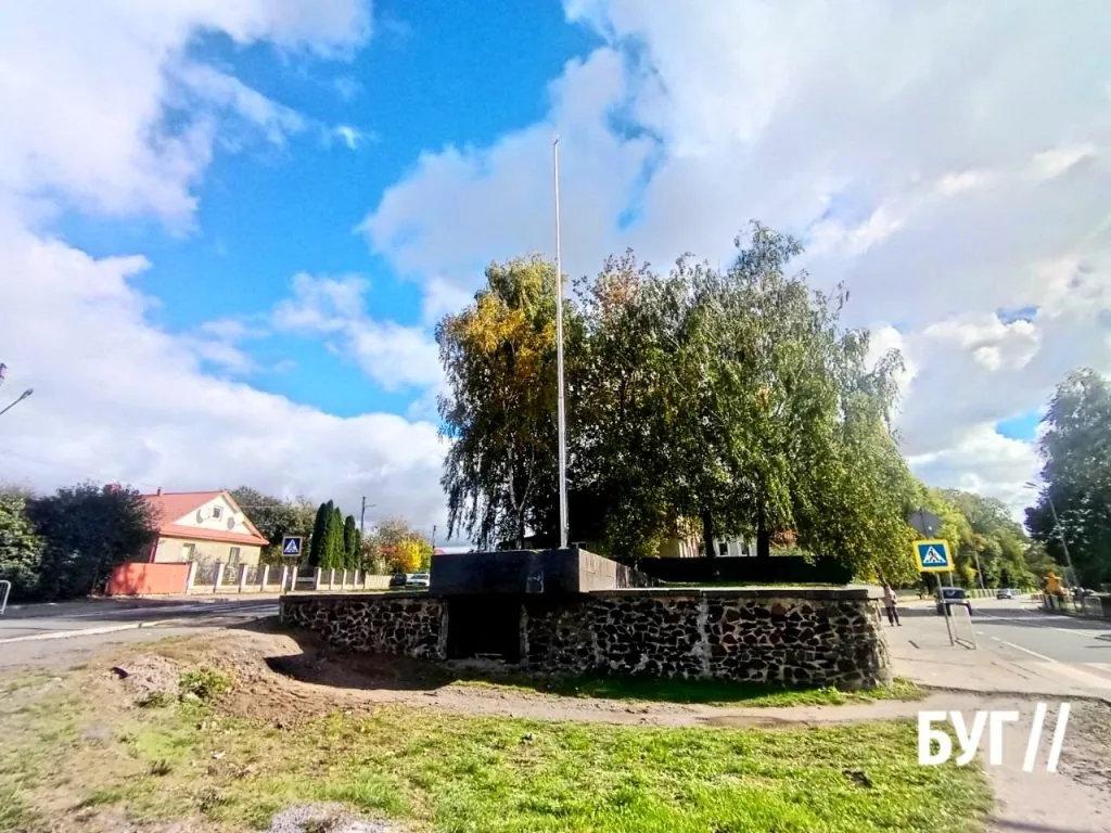 Фото дня: на місці колишнього радянського танка у Володимирі встановили флагшток із гербом України 2