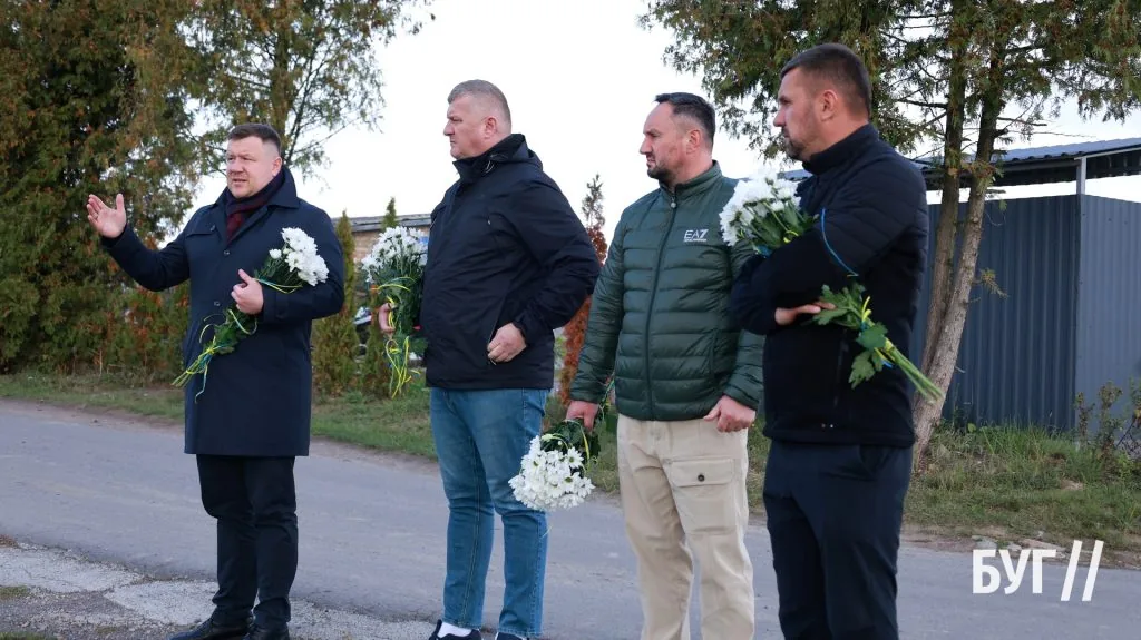 У День захисників і захисниць нардеп, депутати облради та міський голова Нововолинська поклали квіти на могили Героїв 5
