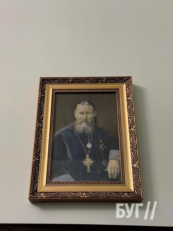 Герб рф та ікона з монархістом: історик прокоментував знахідки під час виселення УПЦ мп з Успенського собору у Володимирі 2