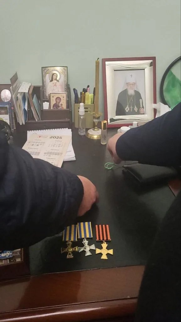 Двоголовий орел та георгіївські стрічки: в Успенському соборі у Володимирі знайшли російські символи 3