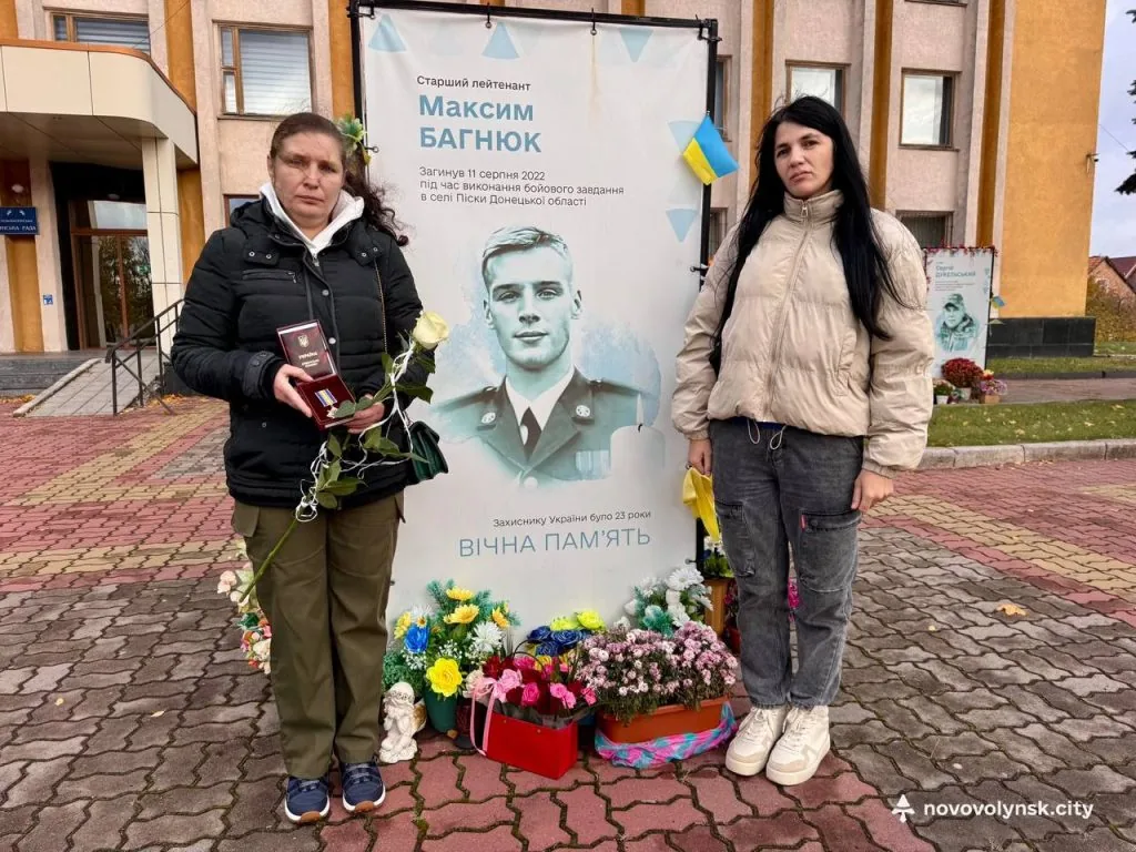 Двох Захисників з Нововолинської громади посмертно відзначили нагородами 5