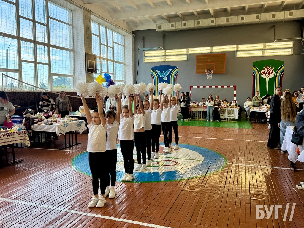 Добро і смаколики: у ліцеї №7 міста Нововолинськ відбувся благодійний ярмарок на підтримку захисників 5