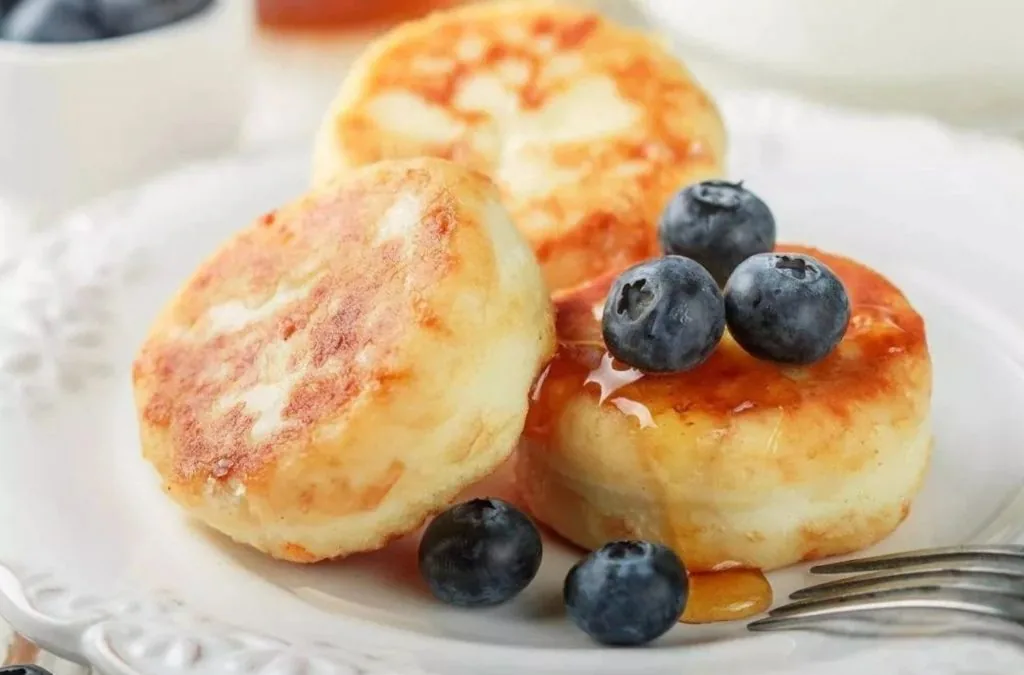 Топ-5 рецептів сирників: пишні, ніжні, солоні, на пару та з бананом 2