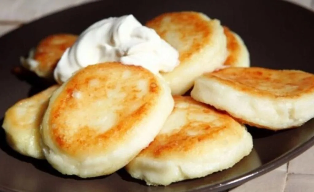 Топ-5 рецептів сирників: пишні, ніжні, солоні, на пару та з бананом 3