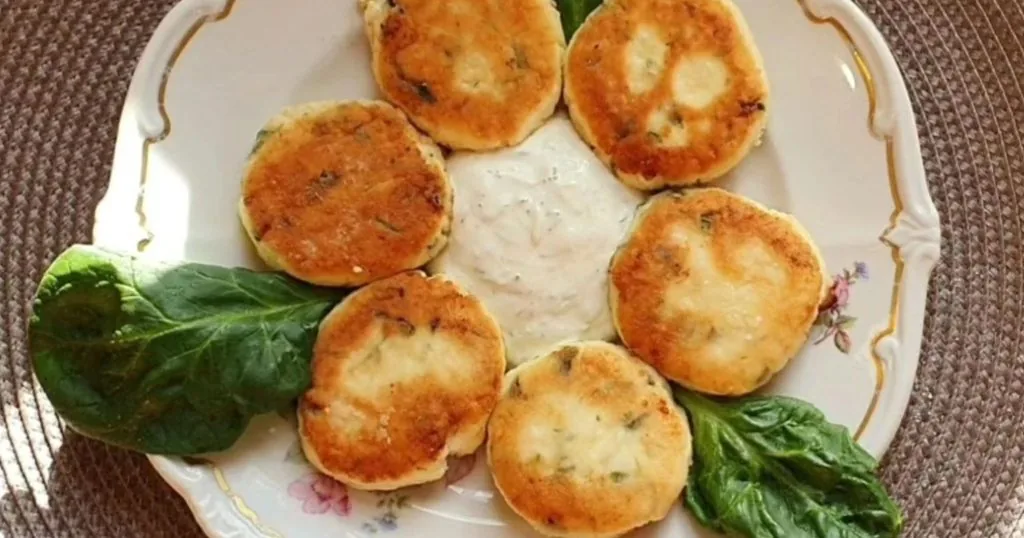 Топ-5 рецептів сирників: пишні, ніжні, солоні, на пару та з бананом 4