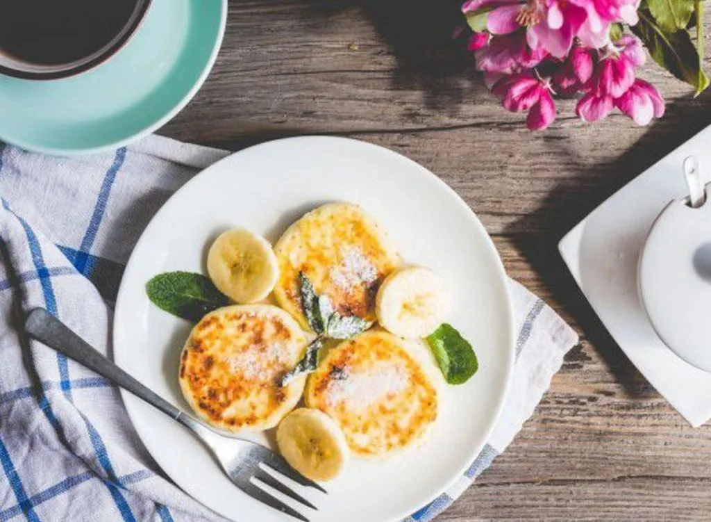 Топ-5 рецептів сирників: пишні, ніжні, солоні, на пару та з бананом 6