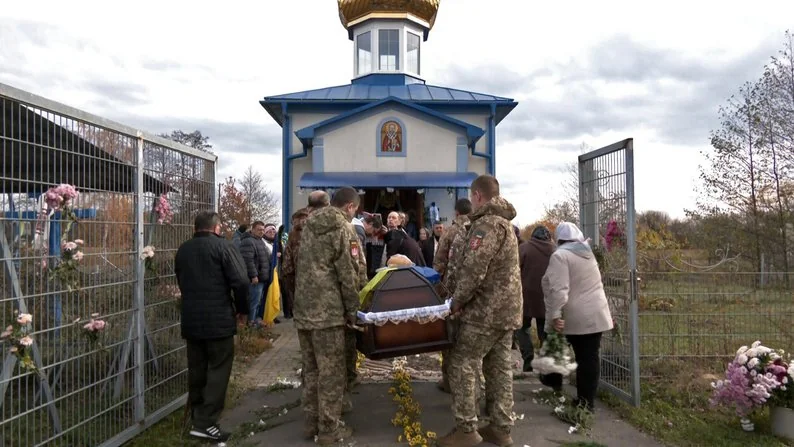 «Надіялися, що він живий»: на Ковельщині поховали бійця, який зник безвісти 11 років тому біля Іловайська 3