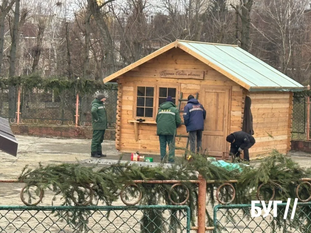 Фото дня: «Різдвяне містечко» в Нововолинську: у міському парку завершують підготовку локації до свят 2